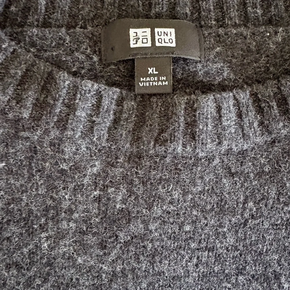 Uniqlo Men’s XL 100% Wool Crewneck Sweater Charcoal Gray Unisex Minimalist Knit